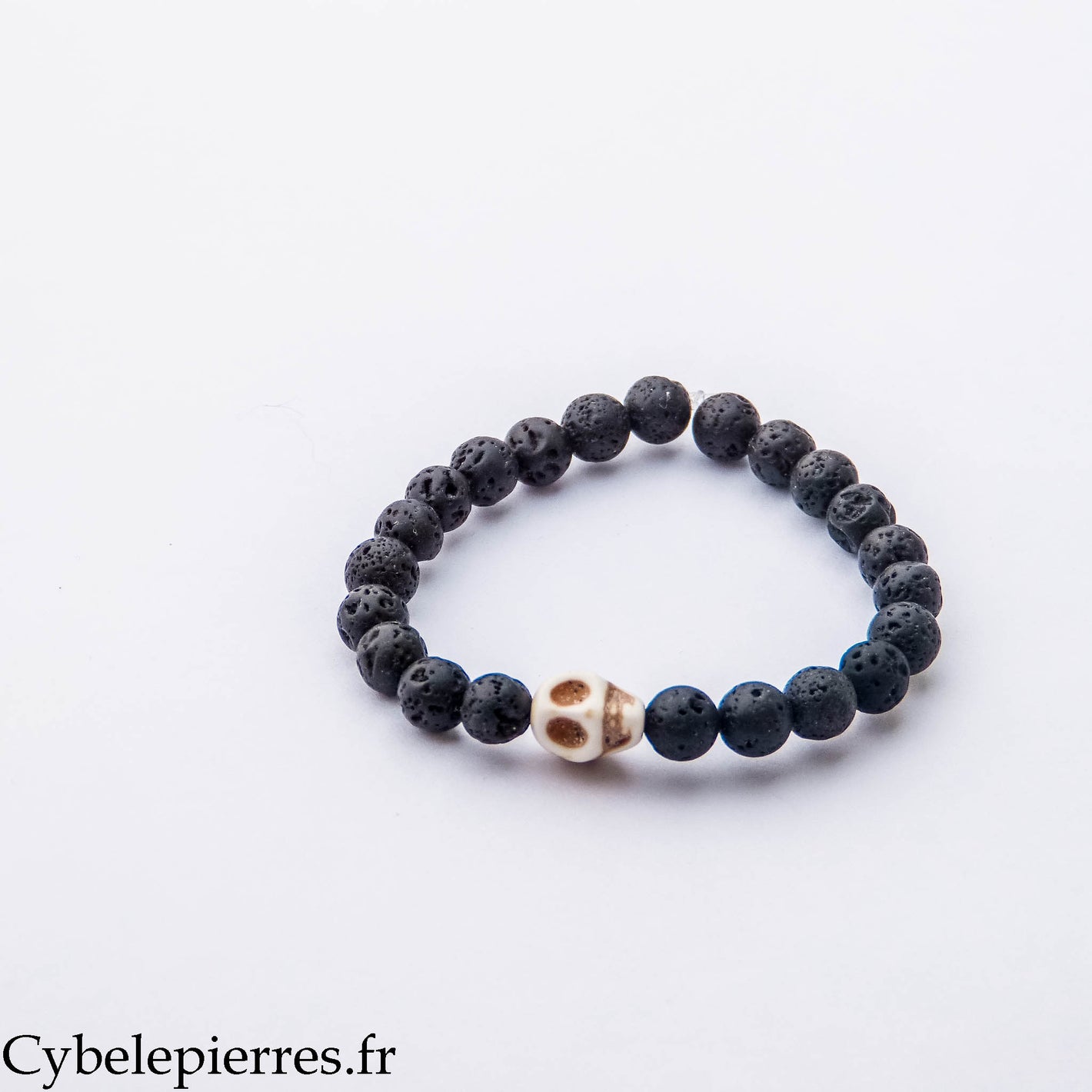 Bracelet Halloween – Pierre de Lave et Tête de Mort en Howlite (6 mm) – 15 cm | Force, Ancrage et Calme