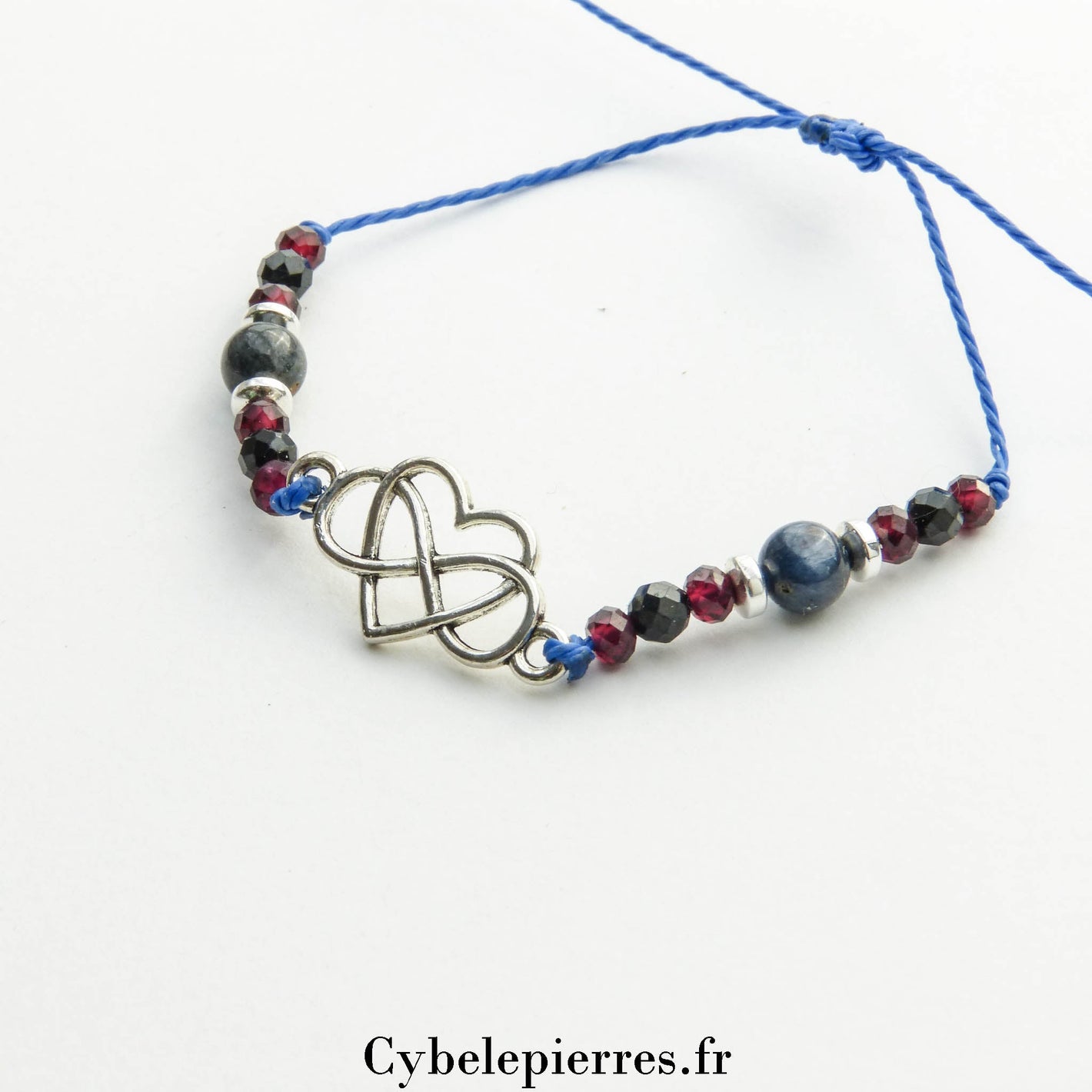 Bracelet macramé Grenat, Spinelle facettée (3mm) et Cyanite (6mm) – Breloques Cœur et Infini | Vitalité et Intuition - Cybele Pierres
