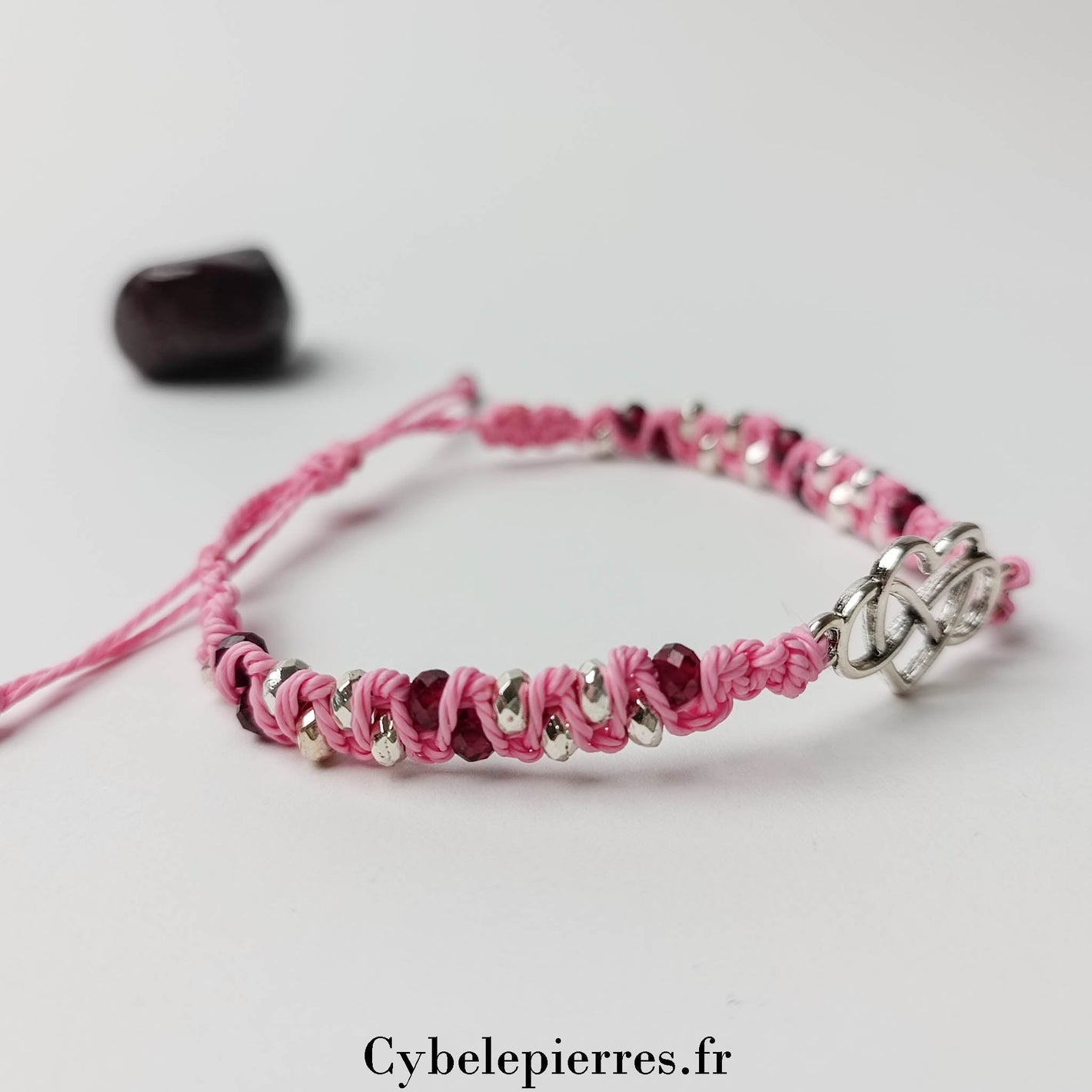 Bracelet Micro - Macramé - Grenat et Breloques (Cœur et Infini) | Passion et Force - Cybele Pierres