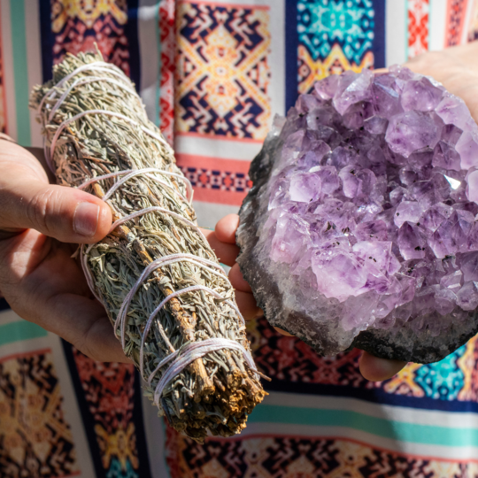 des pierres et de la sauge qui purifie