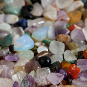 plein de pierres naturelles et fausses