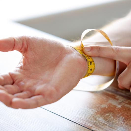 Mètre-ruban mesurant un poignet pour choisir un bracelet