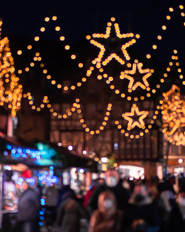 Stand d’artisan lors d’un marché de Noël avec présentation de créations.