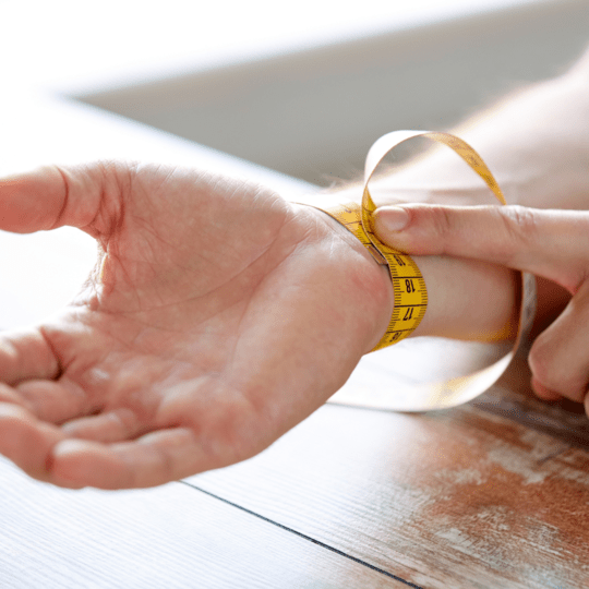 Comment mesurer son poignet pour choisir la bonne taille de bracelet ? - Cybele Pierres