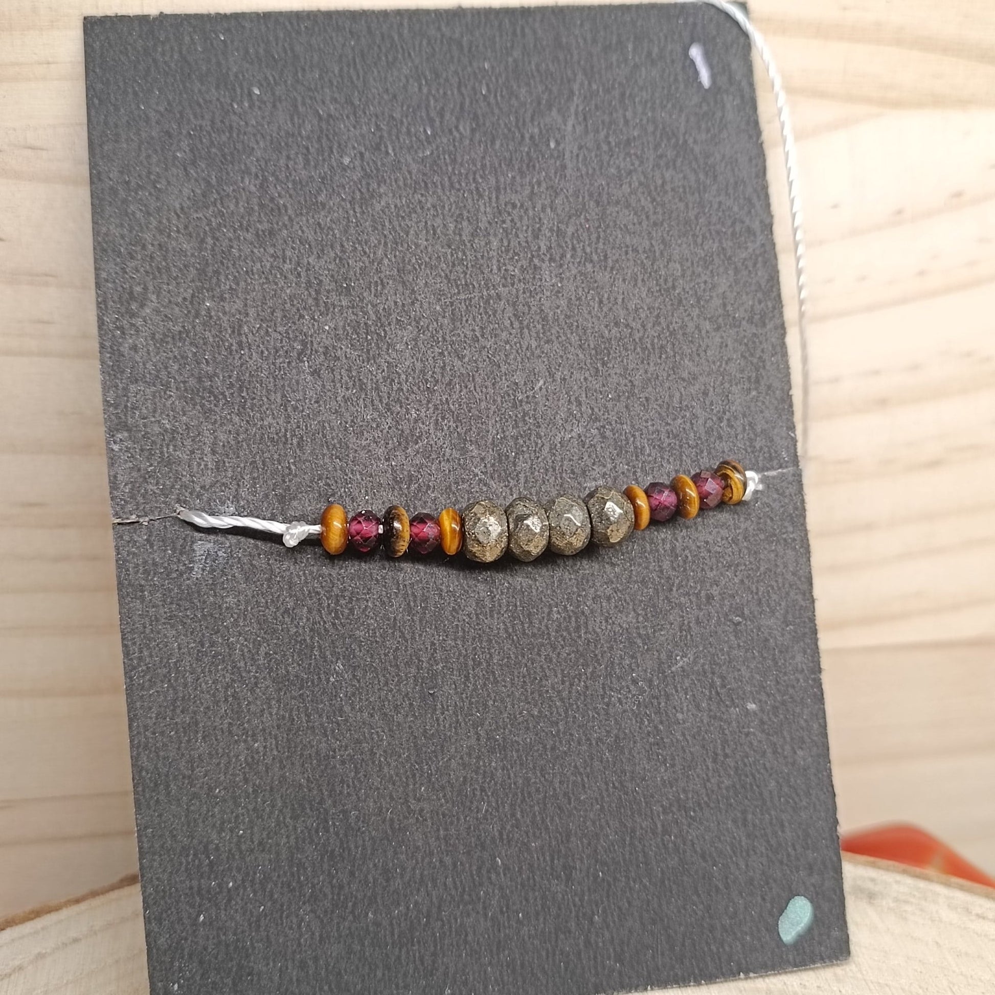 22 - Bracelet Porte - bonheur réglable cordon - Pyrite, grenat et oeil de tigre - Cybele Pierres