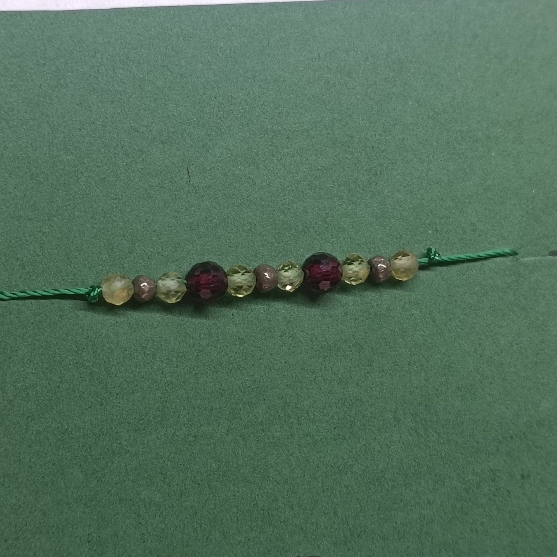 42 - Bracelet Porte - bonheur réglable cordon - Péridot, Grenat et Pyrite - Cybele Pierres