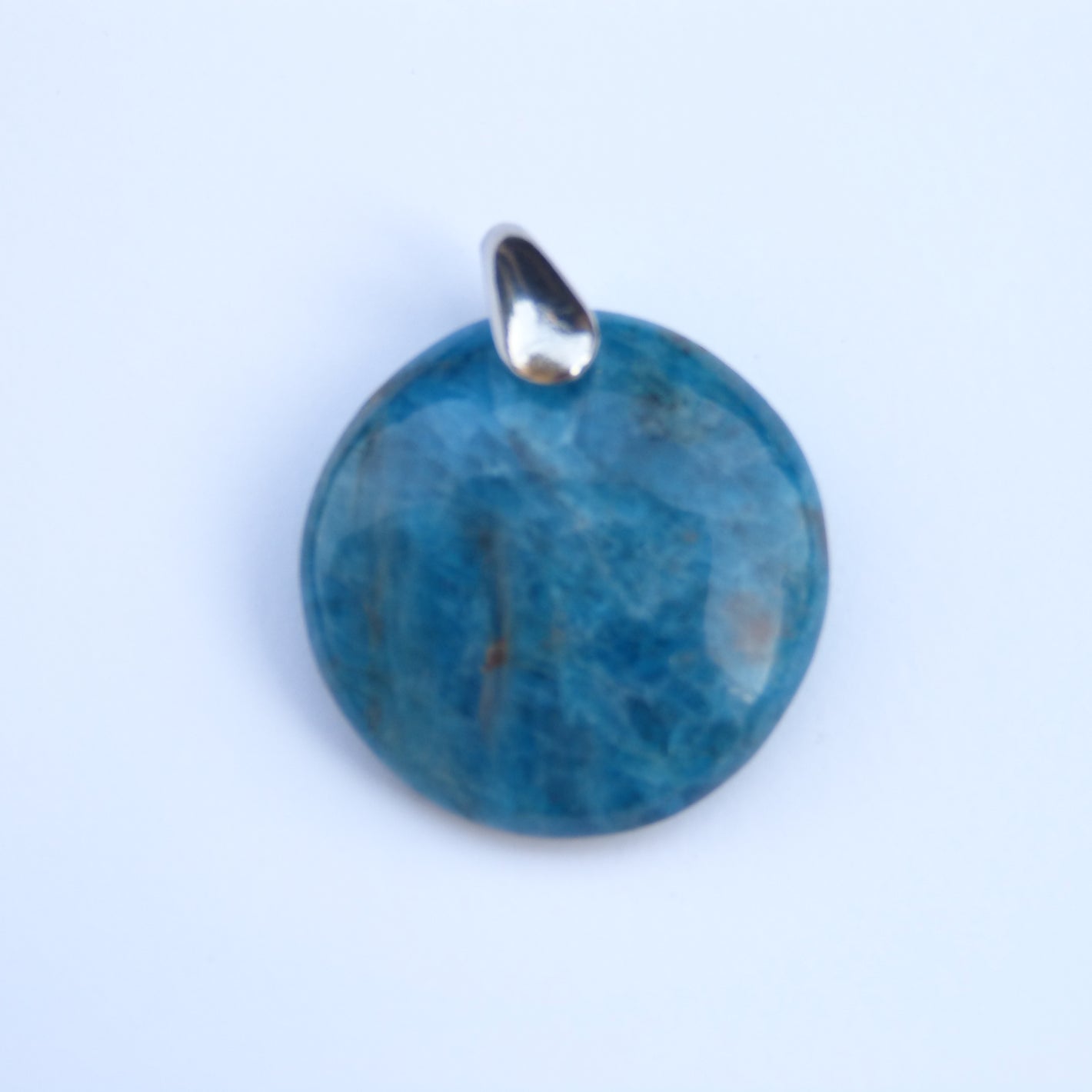 Pendentif rond Apatite Bleue (30mm) | Harmonie et Expression
