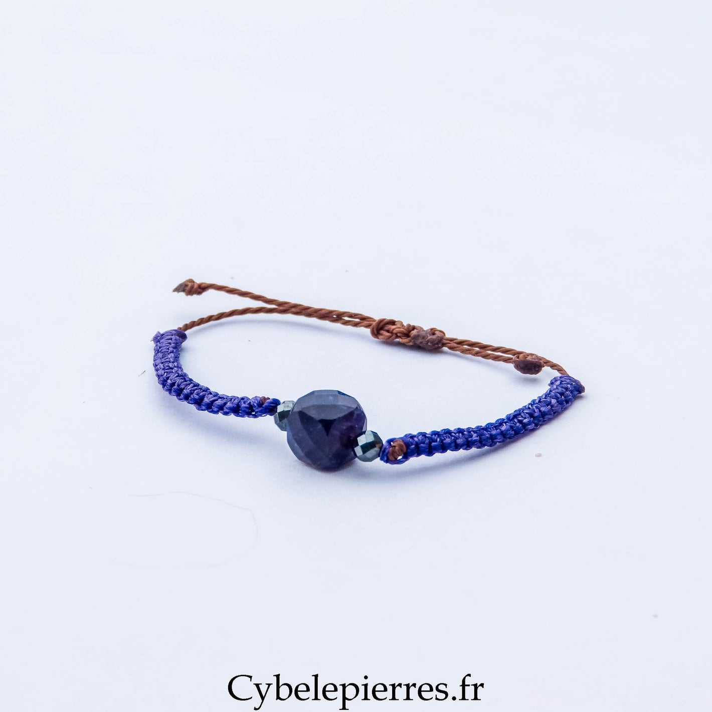 Bracelet Micro Macramé – Grenat Facetté (8 mm central) | Courage, Force et Confiance
