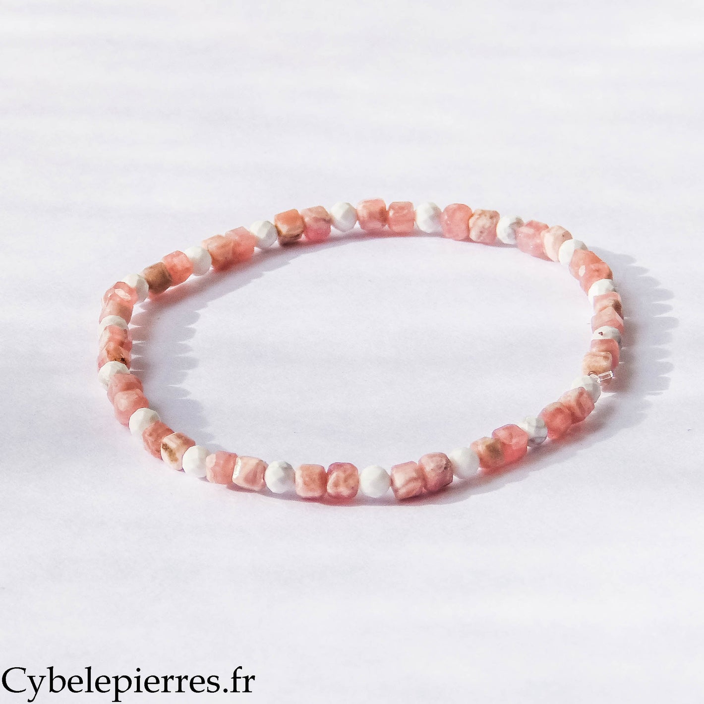 Bracelet Équilibre et Douceur – Rhodochrosite et Howlite (3 mm carré facetté) – 18 cm | Amour de soi et Apaisement