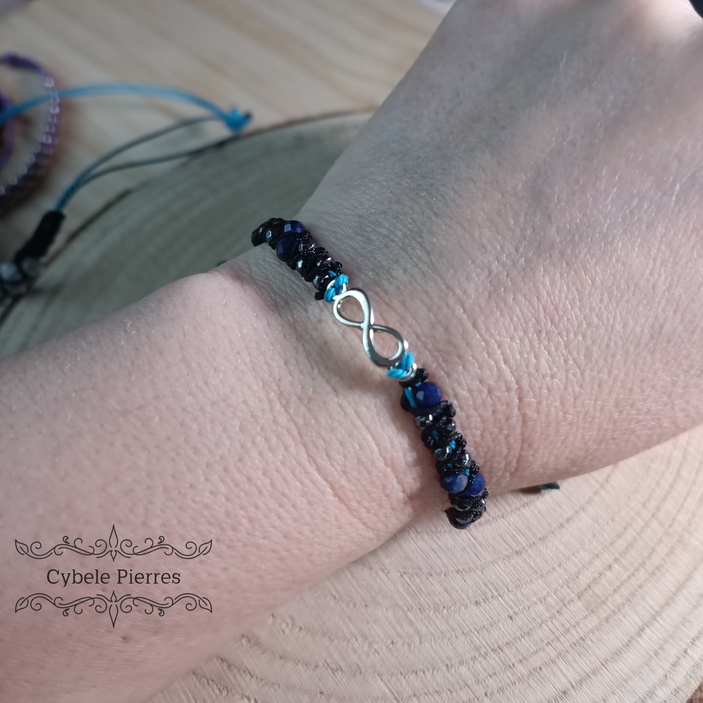 Bracelet réglable en sodalite facetté et micro-macramé