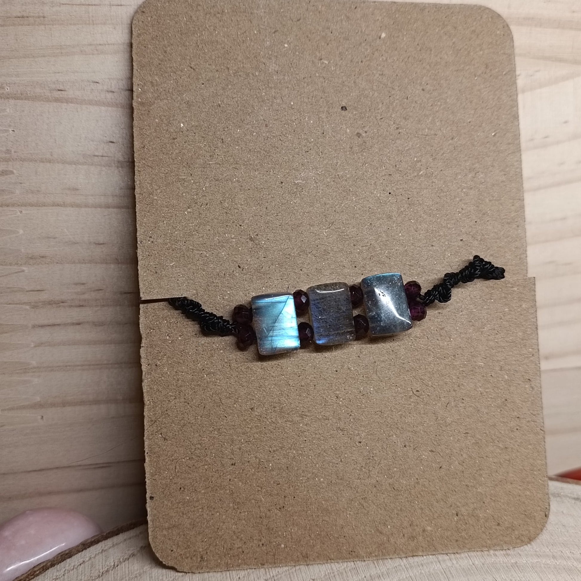 Bracelet Porte - bonheur réglable cordon - Labradorite et Grenat - Cybele Pierres