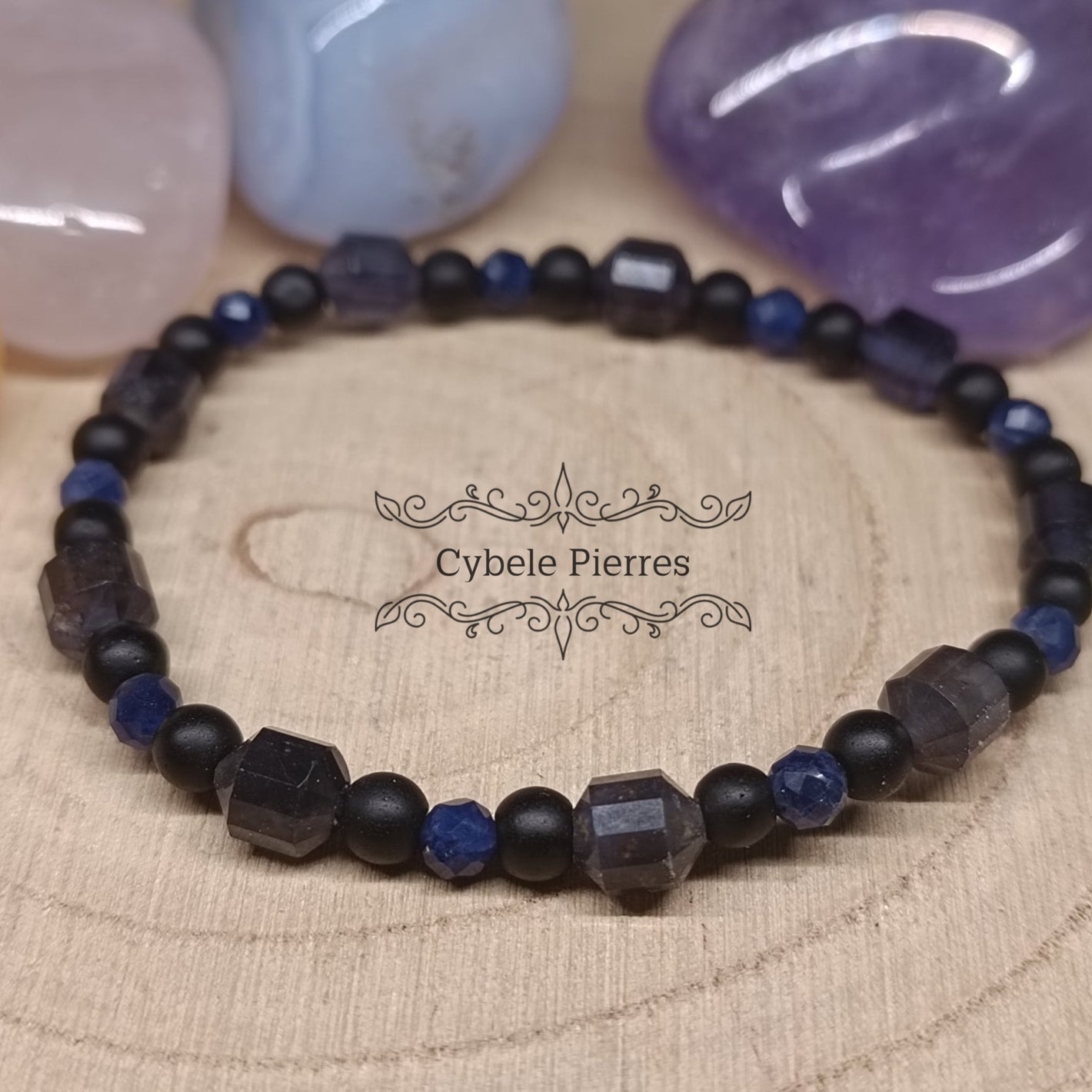 Bracelet Sérénité Éclatante: Iolite (Cordièrite) facetté, Onyx mat et Sodalite facetté (3 et 4mm) - 17cm - Cybele Pierres