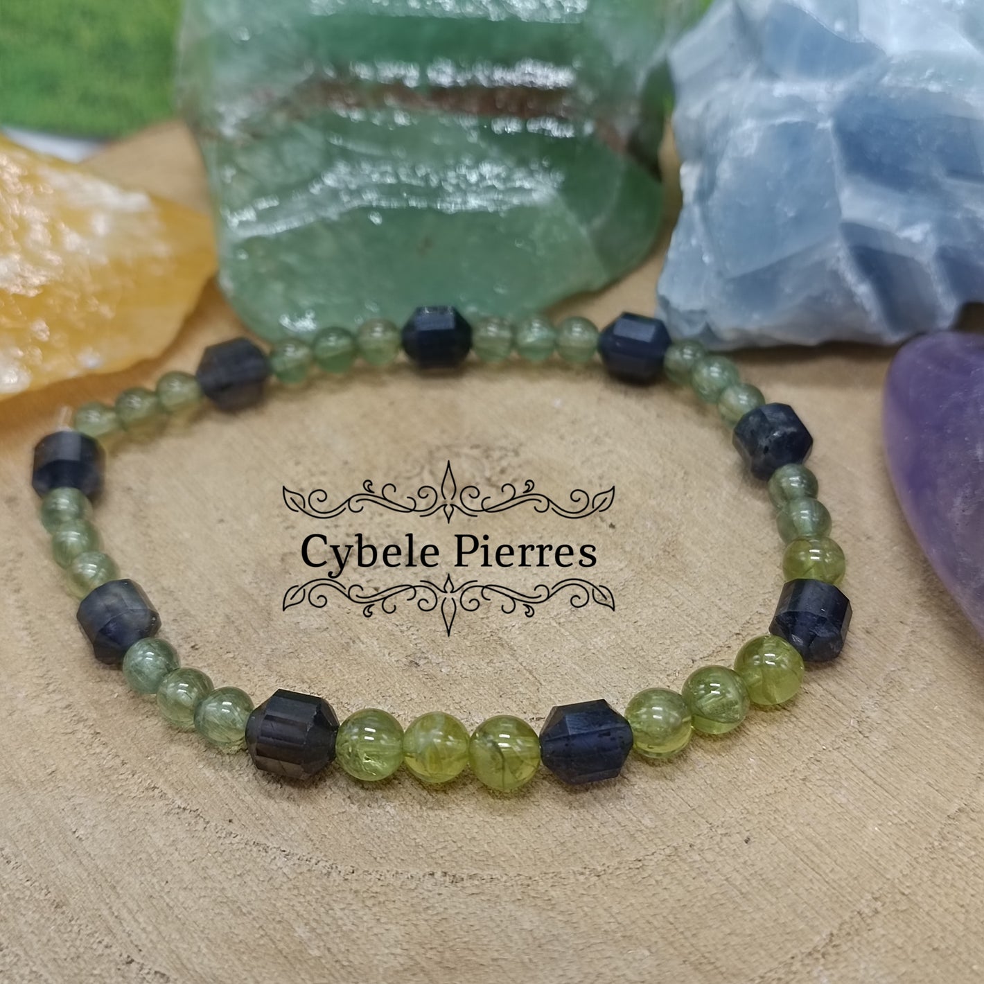Bracelet Changement en douceur-  iolite (Cordiérite) et Péridot (4 et 6mm) - 17cm